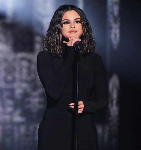 Selena Gomez Gives First Live Tv Performance In 2 Years At Amas 2019