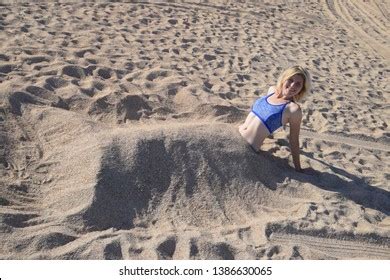 Girl Bikini On Beach Buried Half库存照片1386630065 Shutterstock