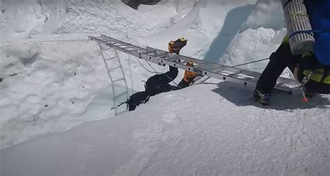 Yikes Sherpas Rescue Everest Climber Dangling Above Crevasse Borninspace