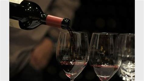 Boire du vin augmenterait le risque de cancer du sein