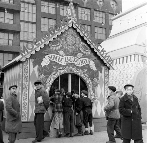 Даже памятник поэта теперь стоит на другом месте. Пушкинская площадь | The Charnel-House