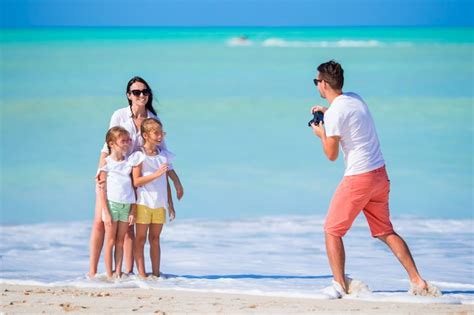 Familia De Cuatro Personas Tomando Una Foto Selfie En Sus Vacaciones En