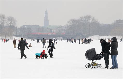 Ulrich greiner berichtet von seiner überquerung der außenalster. Winterbilder aus Hamburg - Winterspass im Schnee auf der ...