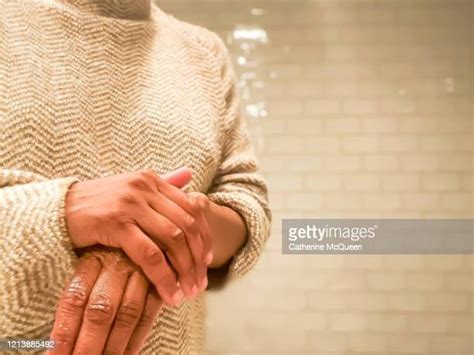 Hand Rubbing Lotion Foto E Immagini Stock Getty Images