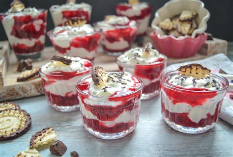 Quark Dessert mit Kirschen und Schokokuss