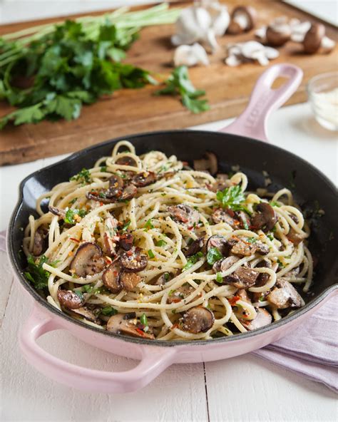 Recipe: Easy Mushroom and Garlic Spaghetti | Kitchn