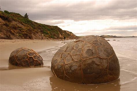 These large and spherical partially submerged boulders are found on koekohe beach, between the towns of moerkai and hampden. The Mysterious Moeraki Boulders (14 pics)