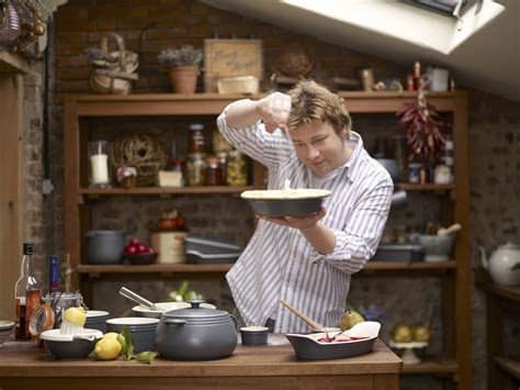 El cocinero jamie oliver, unos de los más mediáticos del mundo, lleva años luchando para que cada vez más gente se alimente de forma saludable. Jamie Oliver vuelve a Canal Cocina por Navidad | El ...
