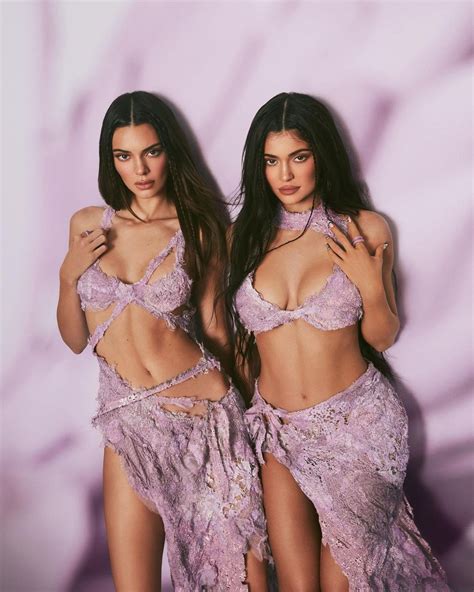 Kendall E Kylie Jenner Posam De Lingerie Roxa E Causam Alvoro O Na Web Revista Marie Claire