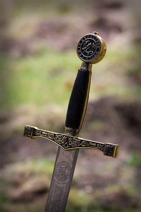 Un stratagème de merlin l'enchanteur aurait permis à uther de prendre l'apparence du duc de cornouailles. la légende du roi arthur (avec images) | Roi arthur
