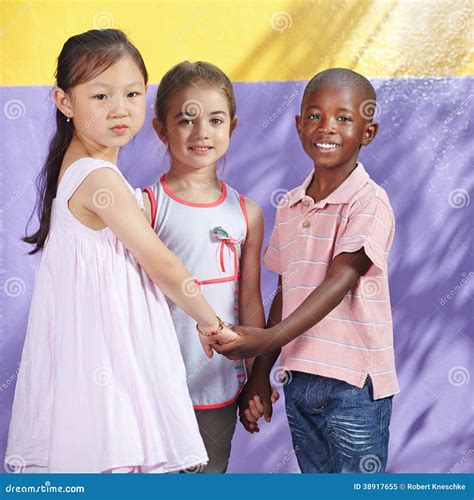 Interracial Group Of Happy Children Stock Afbeelding Image Of