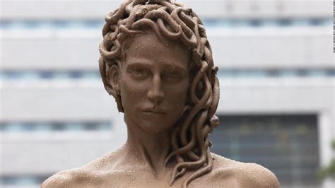 Una Estatua De Medusa En Nueva York Rinde Tributo A Me Too