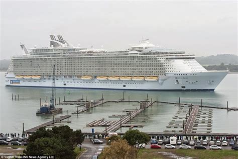 Amazing Arts Oasis The Worlds Largest Cruise Ship