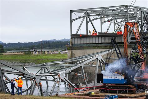 Divers Removing Sunken I 5 Skagit River Bridge The Columbian