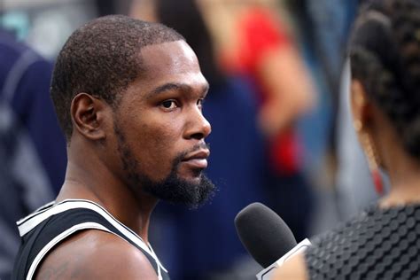 Kevin Durant Caught Creeping On Nude Instagram Live Show While Dealing
