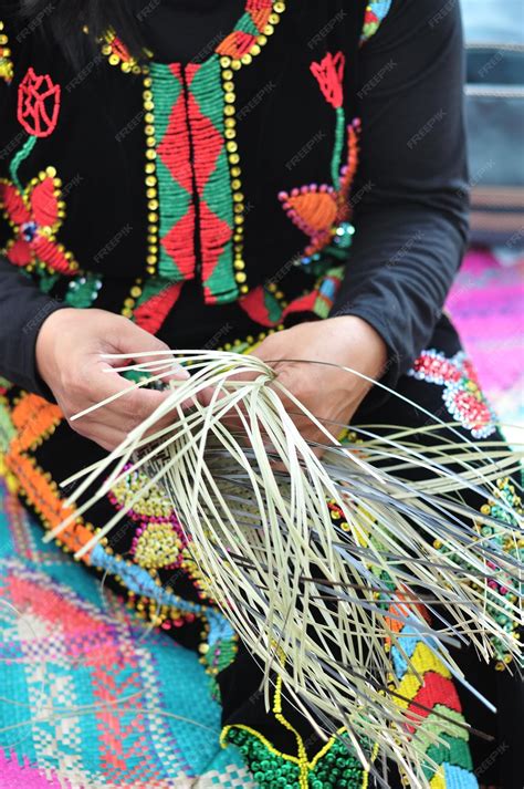 mãos de mulher mostrando ação de tecelagem de cesta de bambu tradicional da etnia kadazan dusun