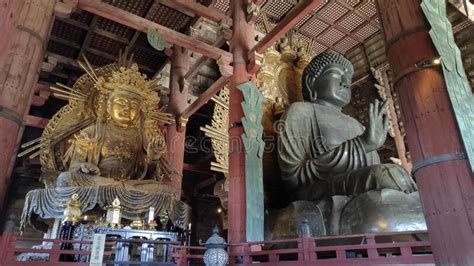 Daibutsu Avec Kokuzo Bosatsu Dans Le Grand Hall De Bouddha Chez Todaiji