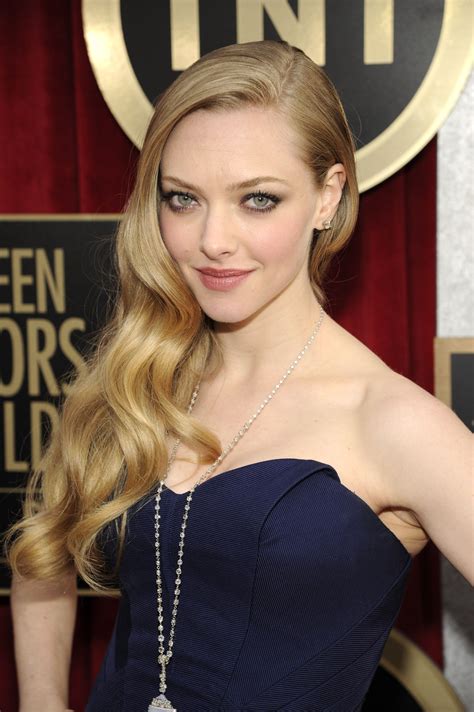 Amanda Seyfrieds Simple Waves At The Sag Awards Side Swept Hairstyles