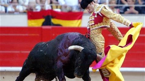 Best Bull Fight Technique Full Bullfighting In Spain Very Dangerous