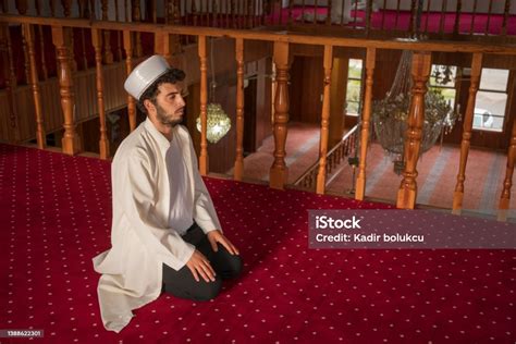 모스크에서 기도하는 무슬림 남자 Imam에 대한 스톡 사진 및 기타 이미지 iStock