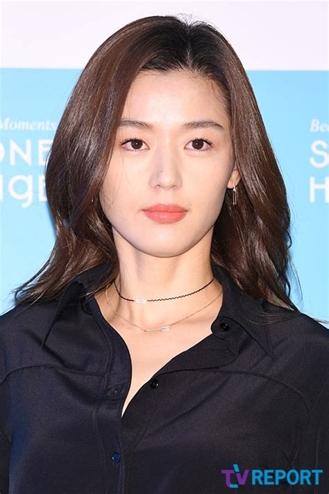 아침에 눈을 뜬 전지현, 쏟아지는 여름 햇살에 타고난 뽀얀 피부를 지키기 위해 자외선 차단제를 정성들여 바르고 외출준비를 한다.('폰즈 더블화이트') 외출 직전의 전지현은 신세대의 필수품인. 방송 전지현 '견우도 놀랄 미모'