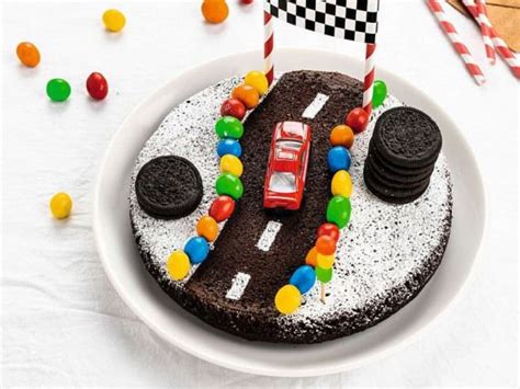 Weitere ideen zu motivtorten, cars kuchen, tortendeko. Le circuit de voiture #cars #cars #cake | Kinder kuchen ...