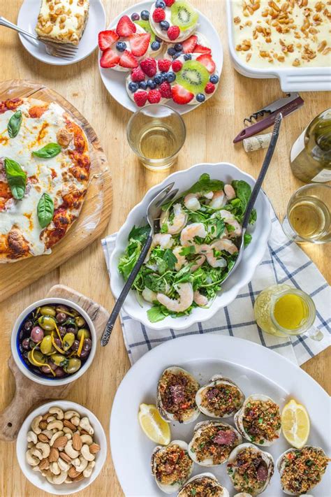 Love pizza night, but feeling like your weekly indulgence needs to be a little more well rounded? Stress-Free Side Dishes for Your Next Pizza Night | Kitchn