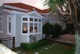 Just so, what color goes best with a red roof? white duck dulux with red roof | House paint exterior ...