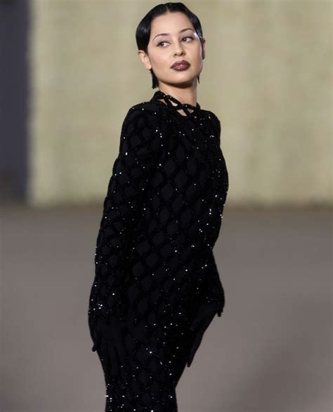 Pin Di Uwineza Marie Rosine Su Miscellaneous Moda Elegante Black