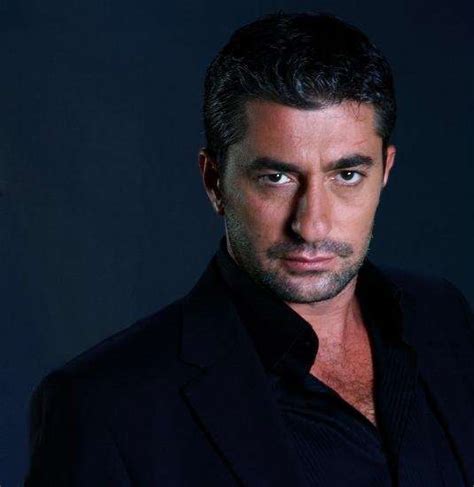 Erkan petekkaya 1993 tarihinden itibaren devlet tiyatrolarında kadrolu olarak çalışmıştır. Poze Erkan Petekkaya - Actor - Poza 5 din 13 - CineMagia.ro
