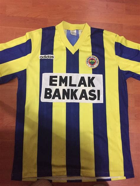 Yakın zaman içerisinde fotoğraflanmamış diğer formalar ve detaylı resimlerle birlikte blogun açılışına beklerim. Fenerbahce Home futbol forması 1995 - 1996.