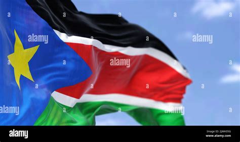 detalle de la bandera nacional de sudán del sur ondeando en el viento en un día claro fotografía