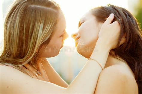 Kyssande Lesbiska Kvinnor Fotografering F R Bildbyr Er Bild Av Amerikansk