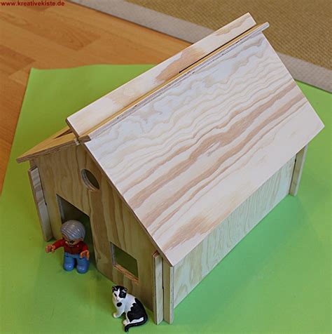 Mit sprühfarbe und ein wenig diy zum trendhaus. Schleich und Playmobil Holz Haus bauen