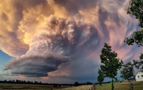 Towering Supercell Thunderstorm In Redding California Stuns