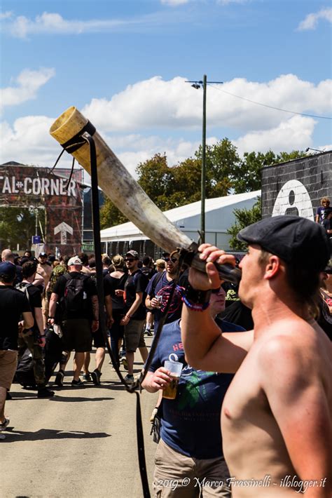 The song consists almost entirely of clean or melodic vocals in a stark contrast to much of their earlier work. Knotfest-Hellfest-2019-043 - Ilblogger.it