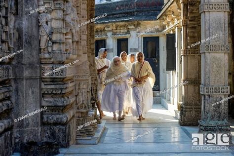 Jain Nuns Visiting A Temple Palitana Temples Mount Shatrunjaya
