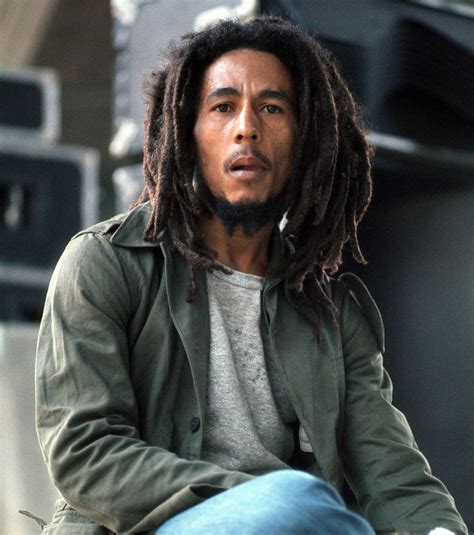 Considered one of the pioneers of reggae. Bob Marley : Il fumait sa marijuana dans une carotte