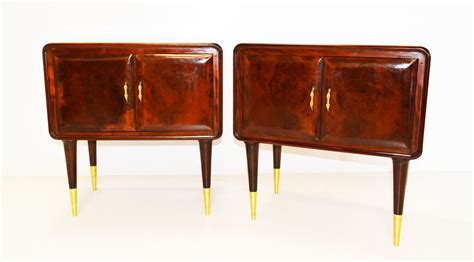 Le design sans soudure facilite l'assemblage et apporte une touche de modernité à la table. Tables de Chevet en Noyer, Italie, 1950s, Set de 2 en ...