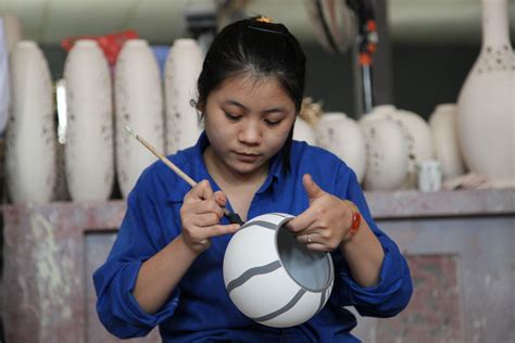Sắm đồ thờ gốm sứ bát tràng mới lọ hoa giá sốc tranh tứ quý tranh gốm bát tràng tranh phong cảnh xem tất cả. Đột nhập làng gốm Bát Tràng - chợ gốm độc đáo nhất Việt Nam