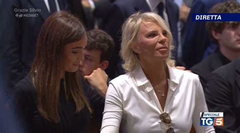 Maria De Filippi Vestita Di Bianco Ai Funerali Di Berlusconi Il Motivo