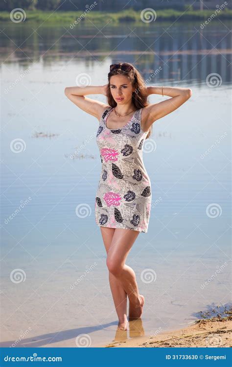 Femme Attirante Dans Le Bain De Soleil Photo Stock Image Du Nature