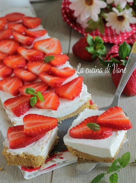 La fragola è ricca di vitamina b e c e aiuta a combattere la cellulite. TORTA FREDDA ALLO YOGURT E FRAGOLE LIGHT | Dolci yogurt ...