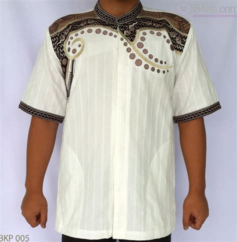 Atasan yang sudah menarik bisa dikombinasikan lagi dengan bawahan yang menarik pula. #BusanaMuslim 10 Baju Koko Pria Kombinasi, Model Paling ...