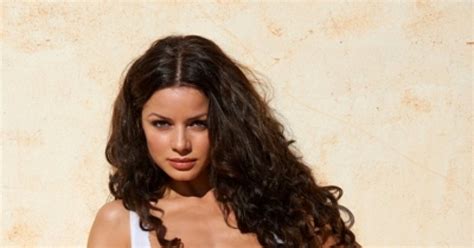Modelja Kosovare Pozon Nudo P R Playboy Iris Shala Mend