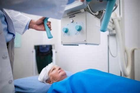 Mulher idosa submetida a um teste de raio x Foto Grátis