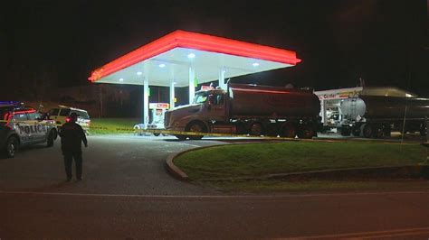 Firefighters Dept Of Ecology Working To Cleanup Diesel Spill At Newcastle Gas Station Komo