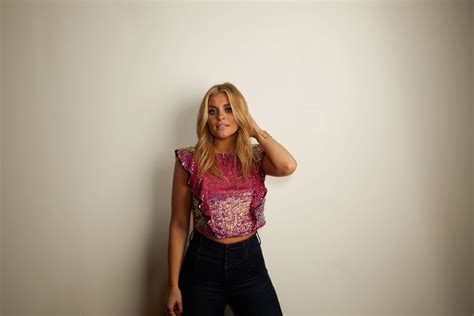 Lauren Alaina Lands First No 1 Radio Hit With “road Less Traveled” Umg Nashville