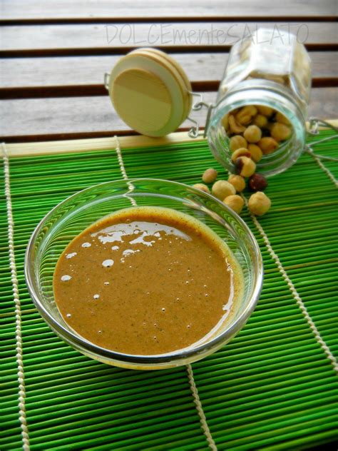 La pasta di nocciole è una deliziosa crema, semplice da preparare, utilizzata in pasticceria per preparare creme e dolci di ogni tipo. Pasta di nocciole | Ricette, Nocciole, Pasti italiani