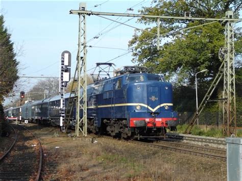Nederlandse Rijtuigen Met Loc 1200 Workshop Shed Third Rail